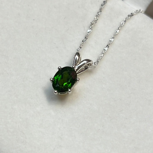 Chrome Diopside Pendant (8x6 Oval 1.32 ctw)