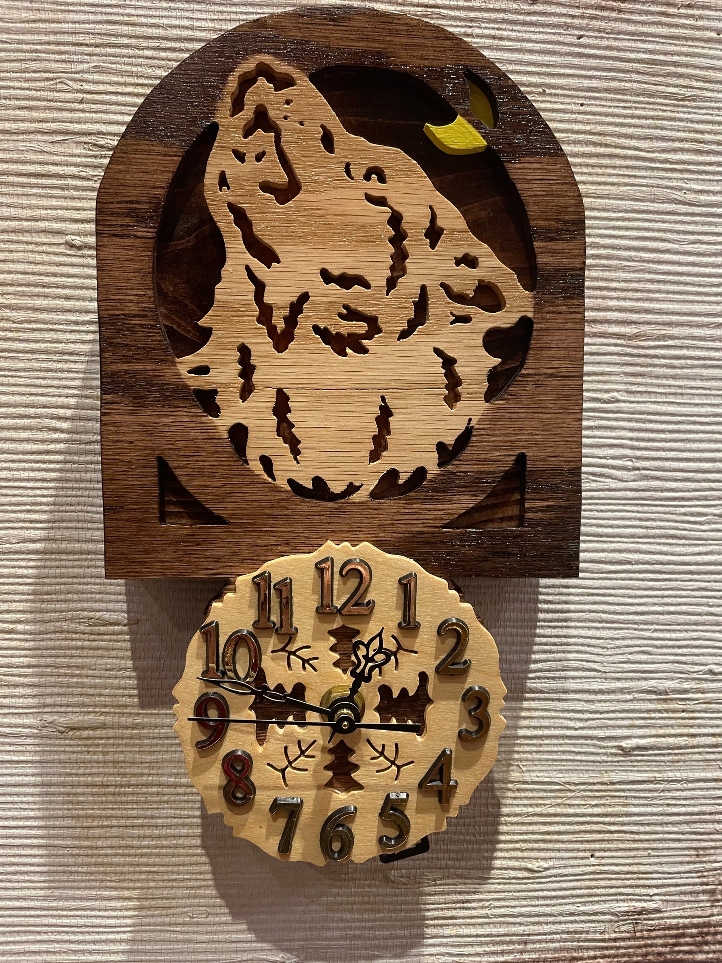 Wolf Howling Pendulum Clock