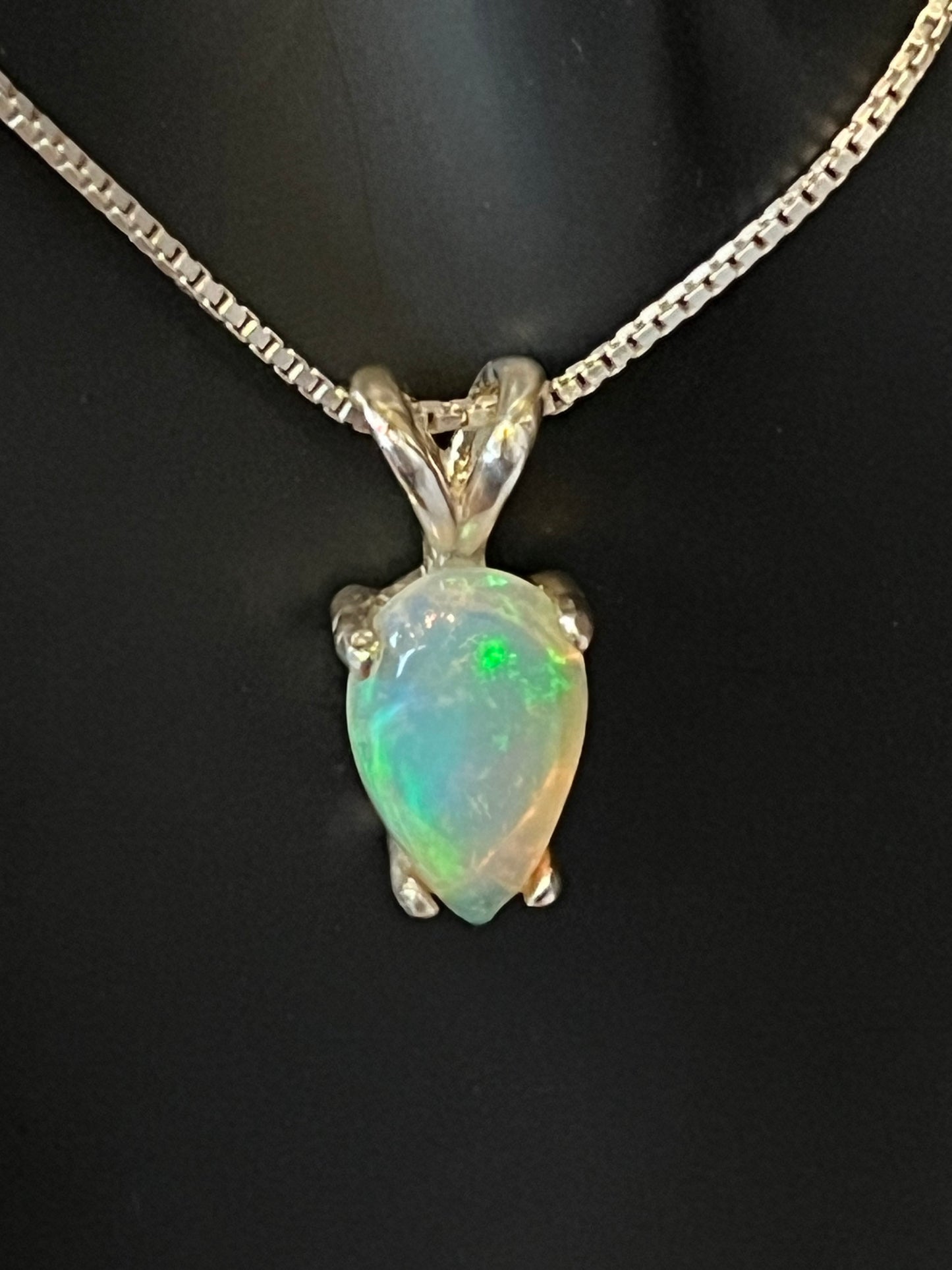 Australian Crystal Opal Pendant (1.36 ct)