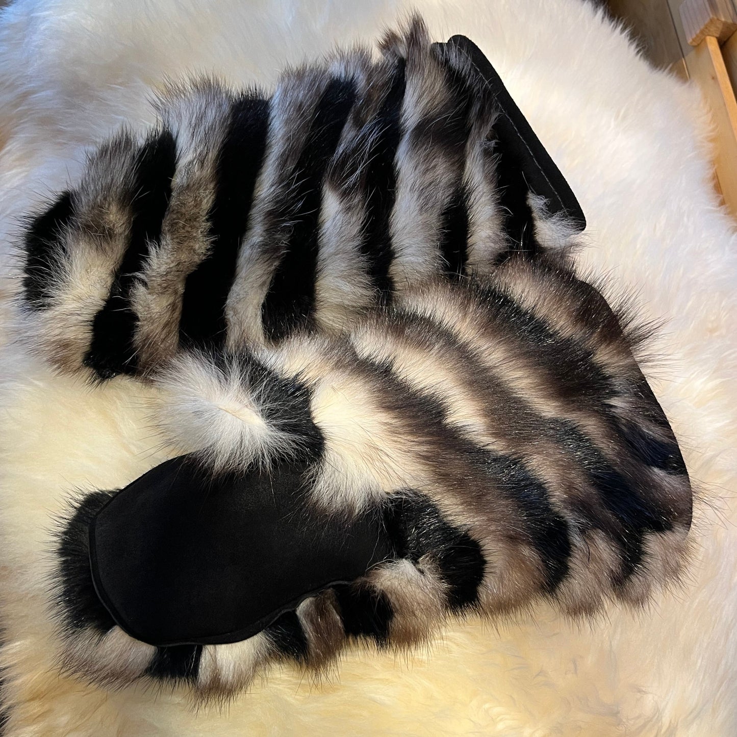 Black Muskrat & Possom Musher Mits