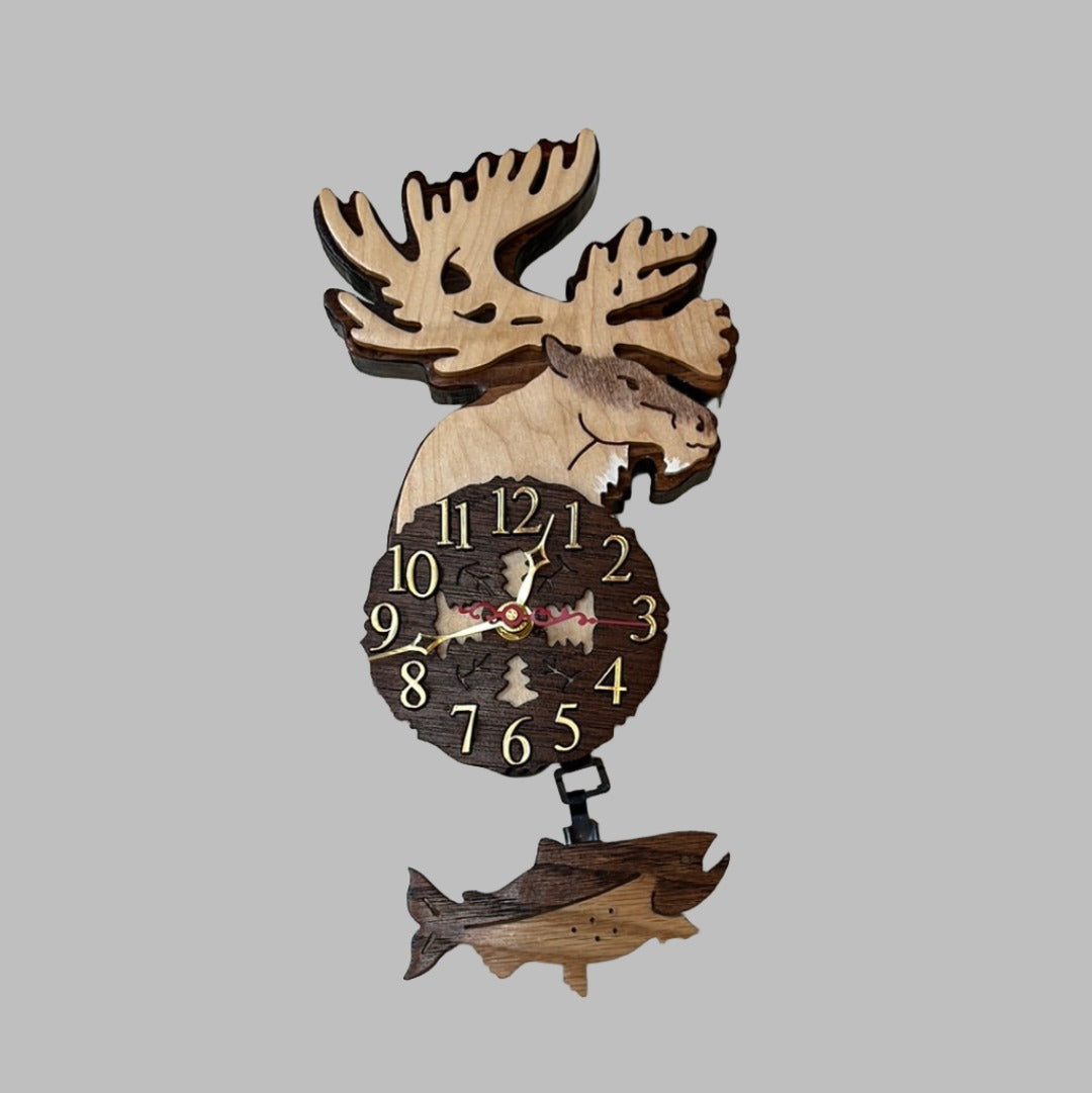 Wooden&nbsp;caribou pendulum clock,&nbsp;hand scroll sawed, with high quality quartz movements, designed for years of service. One AA battery included.