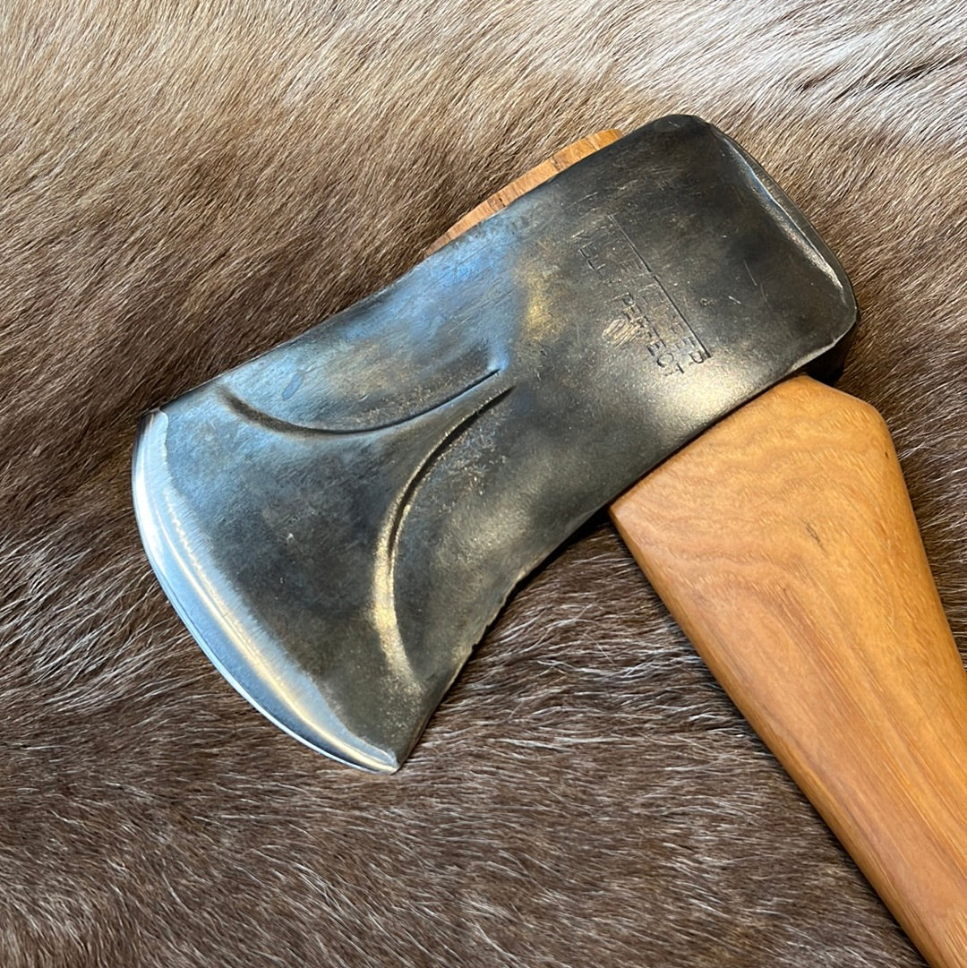 Vintage restored True Temper Kelly Perfect axe head with new custom hickory handle, and hand-sewn leather sheath.  Head weight: 3.5 lbs.  Handle Length: 28 inches  Axe weight: 4.5 lbs.