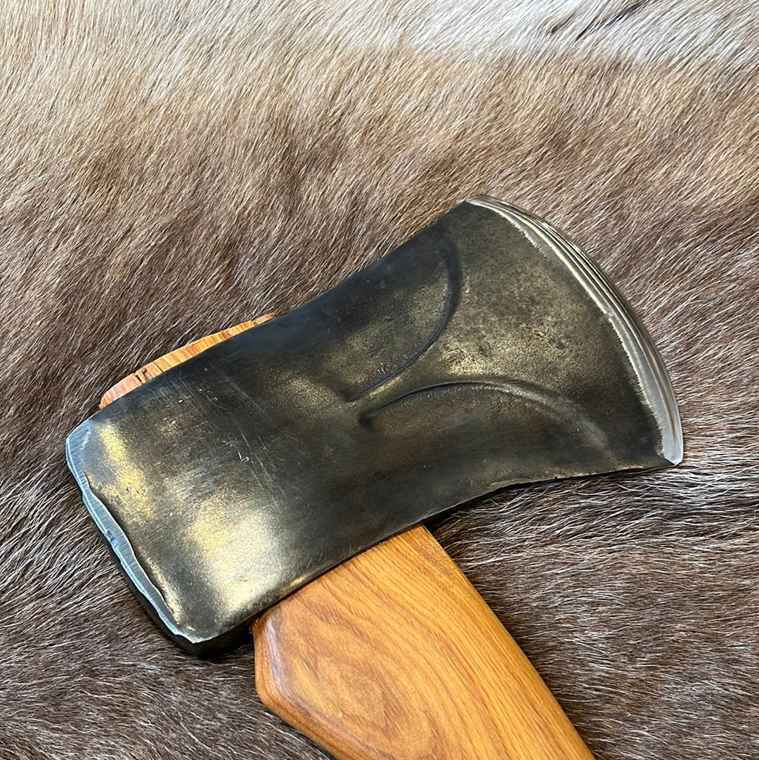 Vintage restored True Temper Kelly Perfect axe head with new custom hickory handle, and hand-sewn leather sheath.  Head weight: 3.5 lbs.  Handle Length: 28 inches  Axe weight: 4.5 lbs.