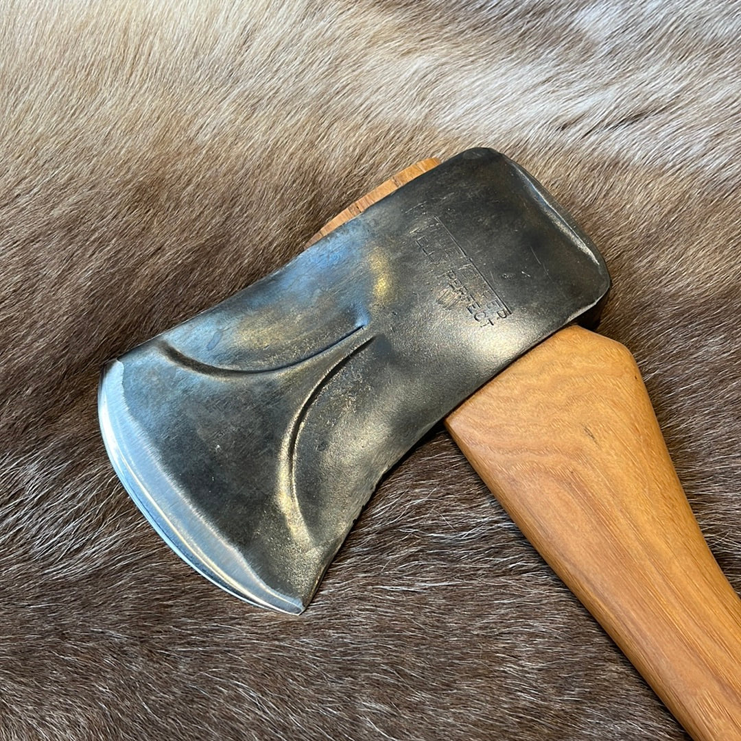 Vintage restored True Temper Kelly Perfect axe head with new custom hickory handle, and hand-sewn leather sheath.  Head weight: 3.5 lbs.  Handle Length: 28 inches  Axe weight: 4.5 lbs.