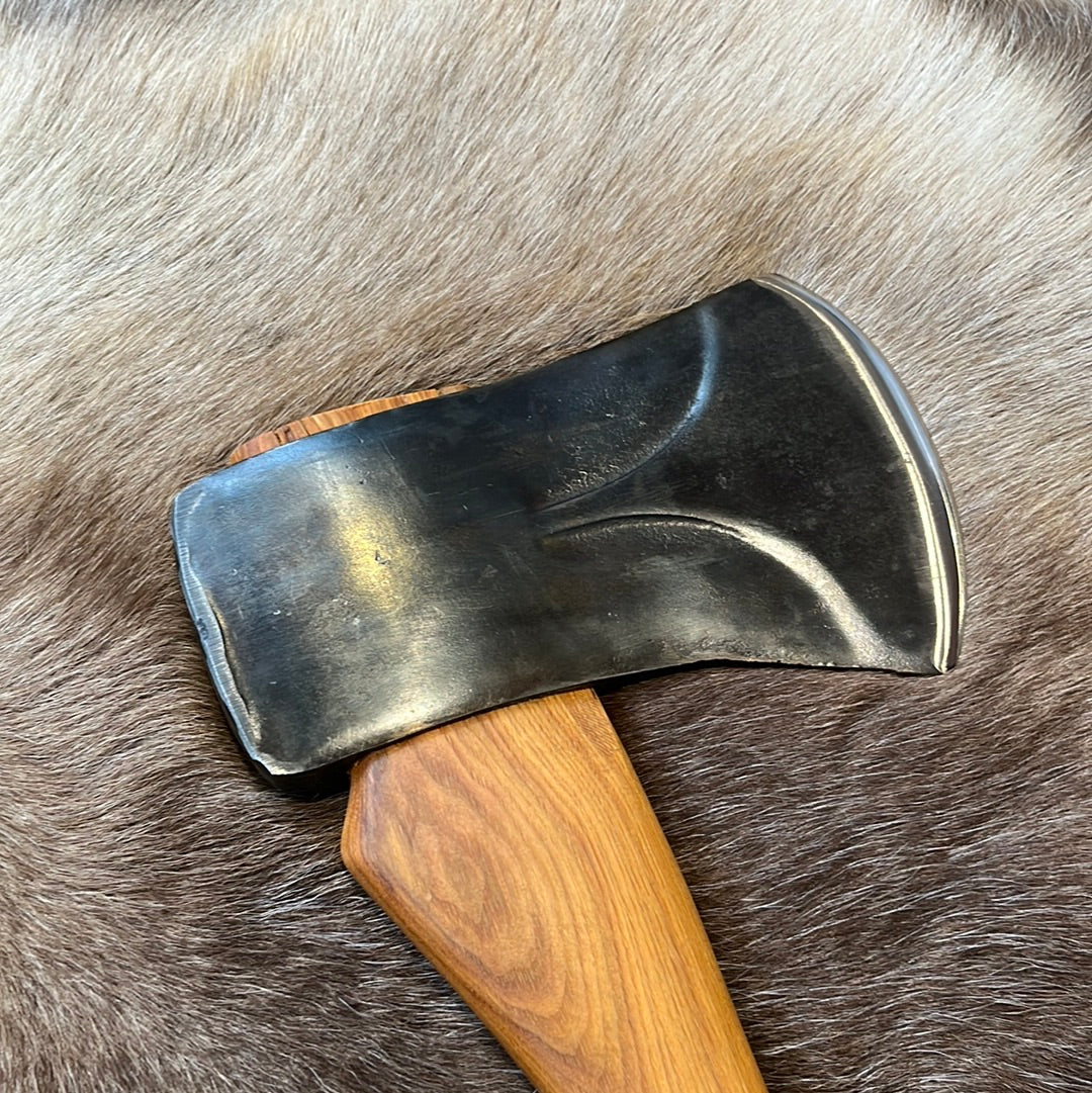 Vintage restored True Temper Kelly Perfect axe head with new custom hickory handle, and hand-sewn leather sheath.  Head weight: 3.5 lbs.  Handle Length: 28 inches  Axe weight: 4.5 lbs.