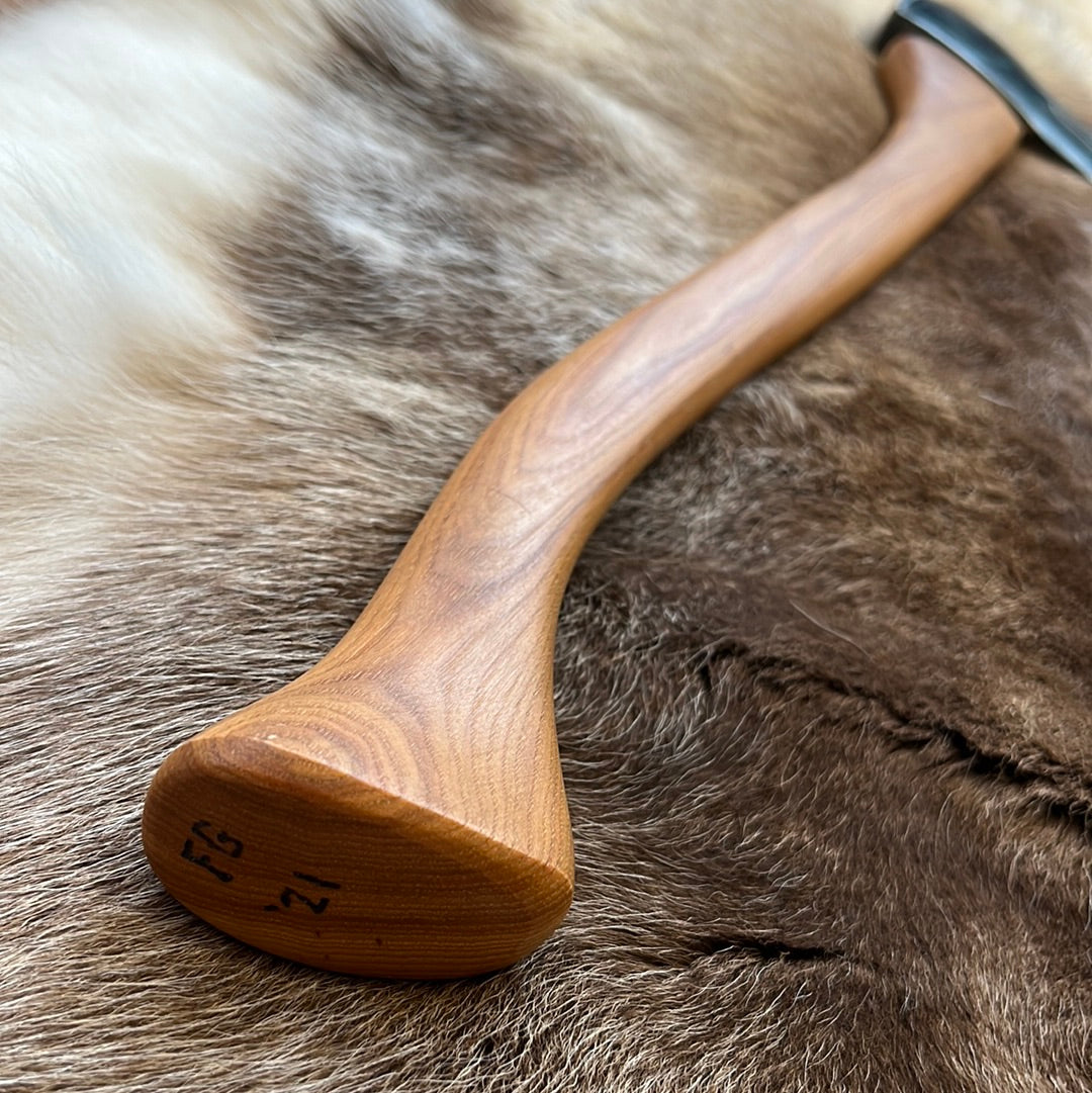 Vintage restored True Temper Kelly Perfect axe head with new custom hickory handle, and hand-sewn leather sheath.  Head weight: 3.5 lbs.  Handle Length: 28 inches  Axe weight: 4.5 lbs.